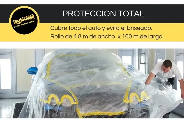 Técnico cubriendo un auto completo con plástico para enmascarar Enmascarar