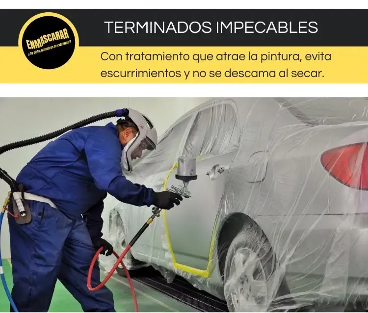 Pintor aplicando pintura sobre auto enmascarado con plástico Enmascarar
